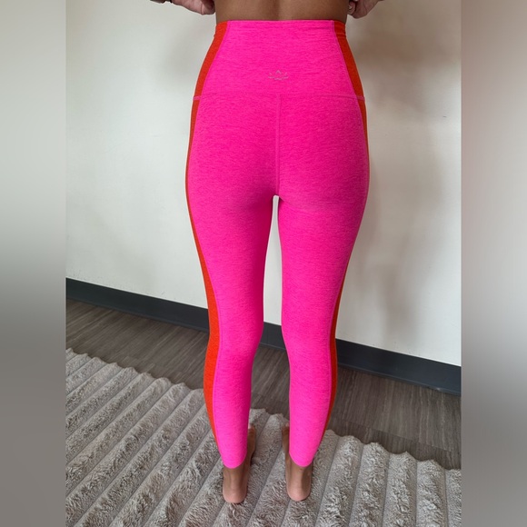 Beyond Yoga color block leggings in pink and orange - Picture 3 of 4